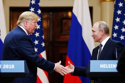 ARCHIVO - El presidente de Estados Unidos, Donald Trump, estrecha la mano de su homólogo ruso, Vladímir Putin, al final de una conferencia de prensa conjunta en el Palacio Presidencial de Helsinki, Finlandia