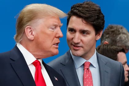 ARCHIVO - El presidente de Estados Unidos, Donald Trump, a la izquierda, y el primer ministro canadiense, Justin Trudeau, conversan antes de una reunión de la mesa redonda de la OTAN en el hotel y resort The Grove, en Watford, Hertfordshire, Inglaterra, el 4 de diciembre de 2019. (Foto AP/Frank Augstein, Archivo)
