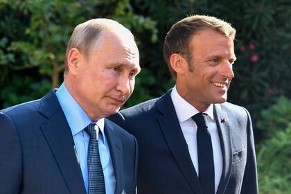 ARCHIVO - El presidente de Francia, Emmanuel Macron, a la derecha, recibe al presidente de Rusia, Vladimir Putin, en el Fort of Bregancon, en Bormes-les-Mimosas, en el sur de Francia, el lunes 19 de agosto de 2019. (Gerard Julien, Pool via AP, Archivo)