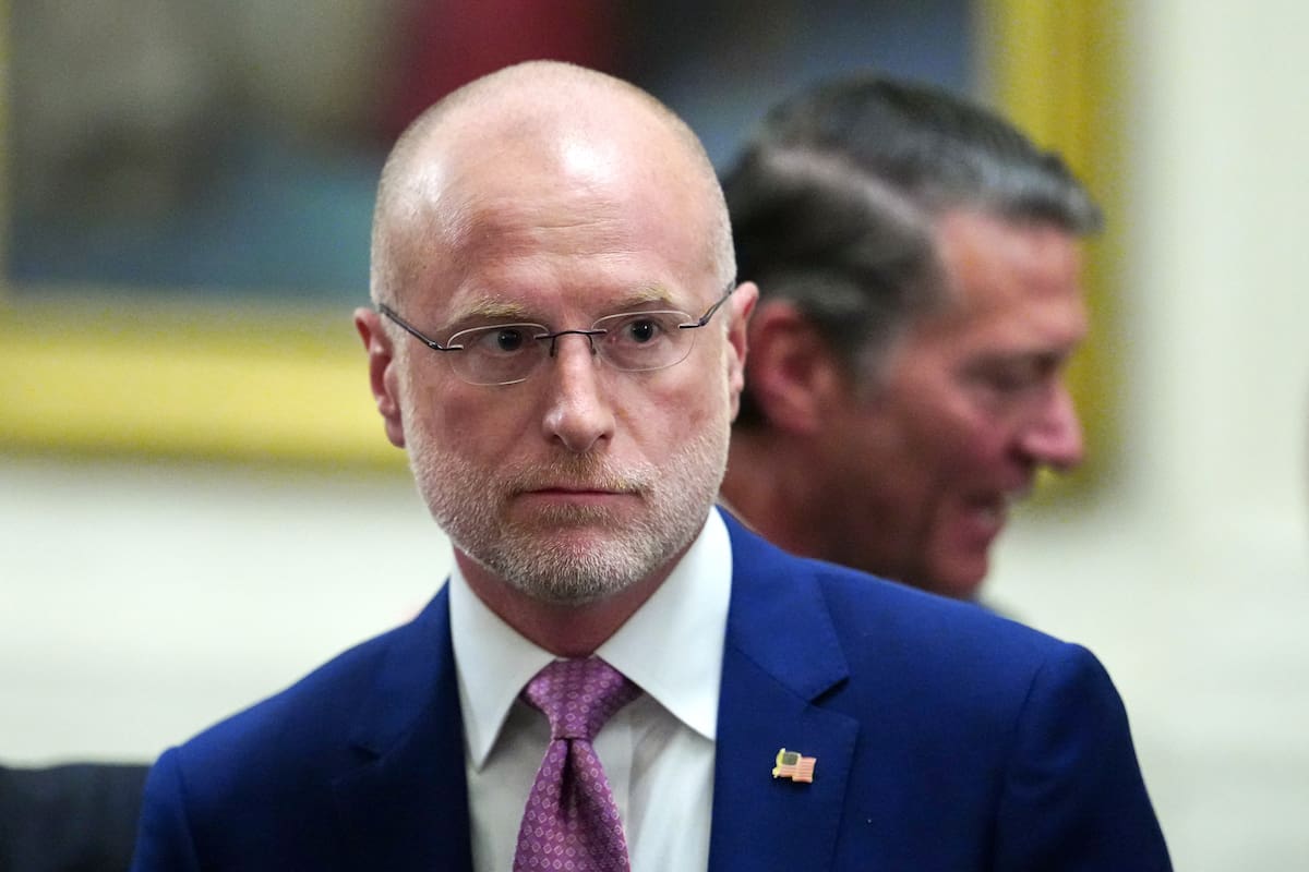 ARCHIVO- El presidente de la Comisión Federal de Comunicaciones, Brendan Carr, abandona un acto en e