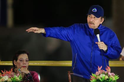 ARCHIVO - El presidente de Nicaragua, Daniel Ortega, en una ceremonia junto a la primera dama y vicepresidenta, Rosario Murillo, en Managua, Nicaragua, el 21 de marzo de 2019. El Consejo Supremo Electoral (CSE) convocó en diciembre de 2023 oficialmente a comicios en la Región Autónoma del Caribe Norte (RACN) y la Región Autónoma del Caribe Sur (RACS), para elegir a los 45 miembros de cada uno de los dos Consejos Regionales Autónomos. (AP Foto/Alfredo Zúñiga, Archivo)