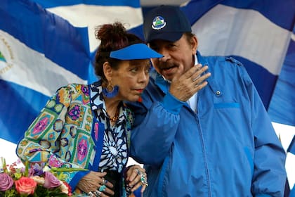 ARCHIVO - El presidente de Nicaragua, Daniel Ortega, y su esposa y vicepresidenta Rosario Murillo, encabezan un mitin en Managua, el 5 de septiembre de 2018. Nicaragua está lista para celebrar elecciones el 7 de noviembre de 2021, en las que el presidente Ortega busca un cuarto mandato consecutivo, pero esas elecciones han sido casi irrelevantes por el encarcelamiento por parte del gobierno de críticos y siete posibles retadores. (AP Foto/Alfredo Zuniga, Archivo)