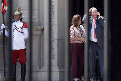 ARCHIVO - El presidente de Perú, Pedro Pablo Kuczynski, habla por teléfono celular al salir del Palacio de Gobierno, también conocido como la Casa de Pizarro, en Lima, Perú, el 21 de marzo de 2018. (AP Foto/Martín Mejía, archivo)