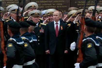 ARCHIVO - El presidente de Rusia, Vladimir Putin, asiste a un desfile por el Día de la Victoria en Sebastopol, Crimea, el 9 de mayo de 2014. (AP Foto/Ivan Sekretarev, Archivo)