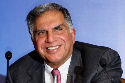 ARCHIVO - El presidente de Tata Sons, Ratan Tata, habla en una conferencia de prensa previa al evento de lanzamiento del vehículo Tata Nano en Mumbai, India, el 23 de marzo de 2009. (AP Foto/Gautam Singh, Archivo)