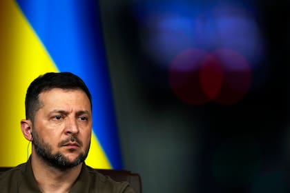 Archivo - El presidente de Ucrania, Volodymyr Zelenskyy, escucha una pregunta durante una conferencia de prensa conjunta con el presidente de Turquía, Recep Tayyip Erdogan, luego de su reunión en Estambul, Turquía, el sábado 8 de julio de 2023. (AP Foto/Francisco Seco, Archivo)