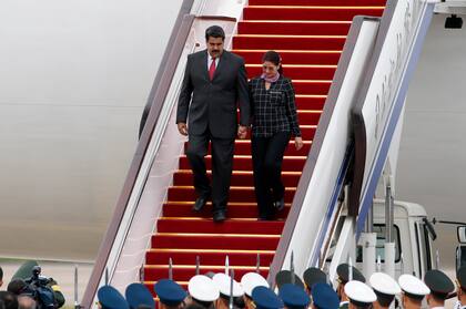 ARCHIVO - El presidente de Venezuela, Nicolás Maduro, izquierda, y la primera dama Cilia Flores, el 1 de septiembre de 2015