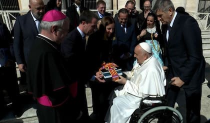Archivo.- El presidente del Consell de Mallorca, Llorenç Galmés, le entrega un obsequio al papa Francisco en la visita que han hecho al Vaticano en conmemoración del 450 aniversario de la muerte de Santa Catalina Tomàs