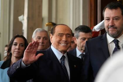 ARCHIVO - El presidente del partido Forza Italia, Silvio Berlusconi, al centro, saluda a su llegada al palacio presidencial en Roma, el 21 de octubre de 2022. (AP Foto/Gregorio Borgia, Archivo)