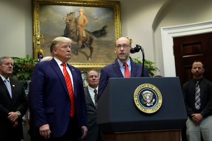 ARCHIVO - El presidente Donald Trump, a la izquierda, escucha mientras el director interino de la Oficina de Administración y Presupuesto de la Casa Blanca, Russel Vought, habla durante un evento en la Sala Roosevelt de la Casa Blanca, el 9 de octubre de 2019, en Washington. (Foto AP/Evan Vucci, Archivo)