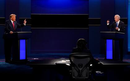 ARCHIVO - El presidente Donald Trump, izquierda, y el candidato presidencial demócrata Joe Biden discuten durante el segundo debate presidencial, el 22 de octubre de 2020, en la Universidad Belmont en Nashville, Tennessee. (AP Foto/Patrick Semansky, archivo)