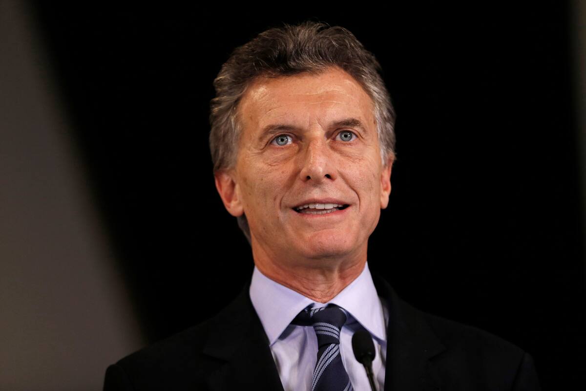 ARCHIVO - El presidente electo de Argentina Mauricio Macri habla ante la prensa en el palacio presidencial de La Moneda en Santiago, Chile, el 4 de diciembre de 2015. Macri asumió la presidencia del partido Propuesta Republicana, aliado del oficialismo de Javier Milei, el jueves 16 de mayo de 2024. (AP Foto/Luis Hidalgo, Archivo)