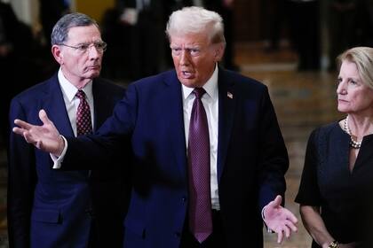 ARCHIVO - El presidente electo de Estados Unidos, Donald Trump, habla con periodistas en una reunión con líderes republicanos en el Capitolio, el 8 de enero de 2025 en Washington.