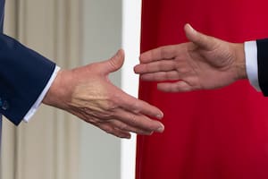 ARCHIVO - El presidente estadounidense Donald Trump extiende la mano para estrechar la del príncipe heredero de Bahrein, Salman bin Hamad Al Jalifa, a su llegada a la Casa Blanca, en Washington, el miércoles 16 de julio de 2025. (AP Foto/Alex Brandon, Archivo)
