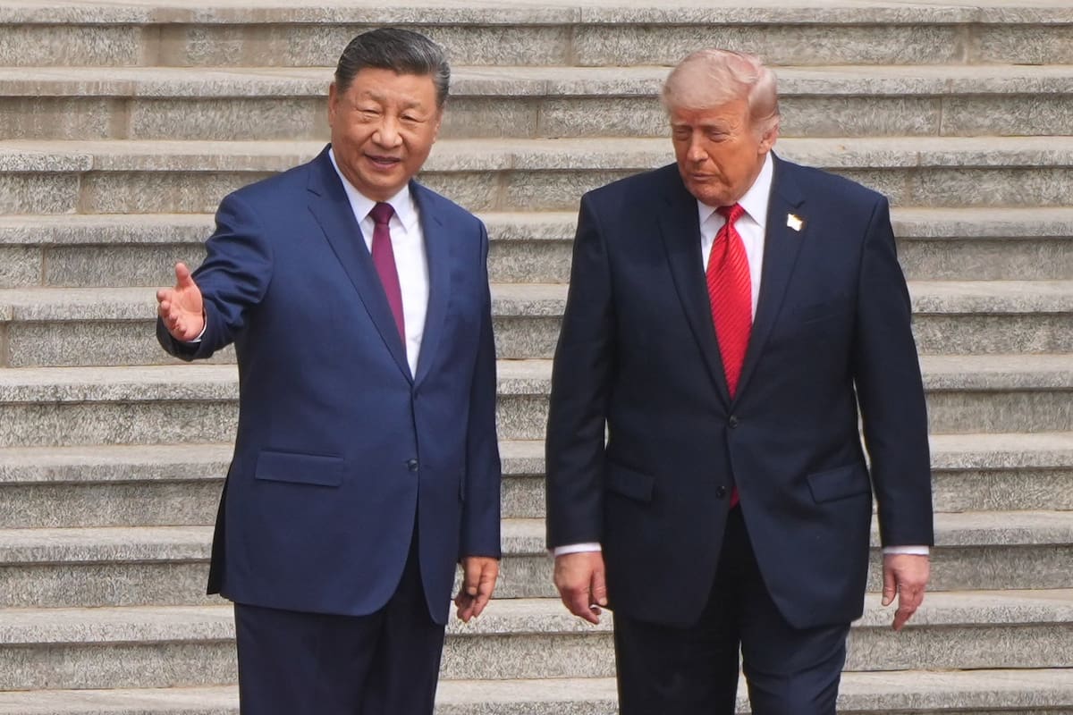 ARCHIVO – El presidente estadounidense Donald Trump participa en una ceremonia de bienvenida con el