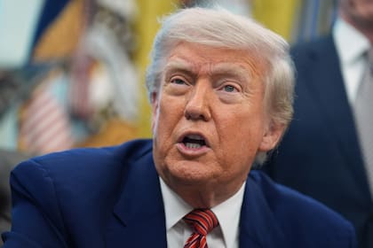 ARCHIVO – El presidente estadounidense Donald Trump habla con reporteros en el Despacho Oval de la Casa Blanca, el 23 de mayo de 2025, en Washington. (AP Foto/Evan Vucci, Archivo)