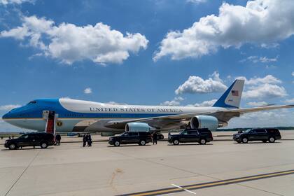 ARCHIVO - El presidente estadounidense Joe Biden llega en su caravana a la Base Aérea Andrews, en Maryland, para abordar el avión presidencial, el 19 de mayo del 2022. (AP Foto/Gemunu Amarasinghe)