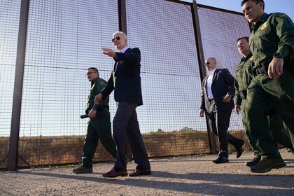 ARCHIVO - El presidente estadounidense Joe Biden camina a lo largo de un tramo de la frontera entre Estados Unidos y México en El Paso, Texas, el 8 de enero de 2023. (AP Foto/Andrew Harnik, Archivo)