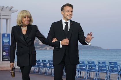 ARCHIVO - El presidente francés Emmanuel Macron y su esposa Brigitte Macron posan antes de una cena previa a la Conferencia de Naciones Unidas sobre los Océanos, el domingo 8 de junio de 2025 en Niza, Costa Azul. (Foto AP/Laurent Cipriani, archivo)