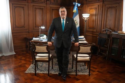 ARCHIVO - El presidente guatemalteco, Bernardo Arévalo, posa para una foto en el Palacio Nacional en Ciudad de Guatemala, el 20 de junio de 2024. El jueves 22 de agosto de 2024 diputados oficialistas de Guatemala presentaron una querella ante los Tribunales de justicia en contra del fiscal Rafael Curruchiche quién en la víspera solicitó el retiro de inmunidad del presidente guatemalteco Bernardo Arévalo, acusándolo de fomentar la corrupción (AP Foto/Santiago Billy, Archivo)