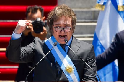 ARCHIVO- El presidente Javier Milei habla frente al Congreso en Buenos Aires, Argentina, el 10 de diciembre de 2023. (AP Foto/Gustavo Garello, Archivo)