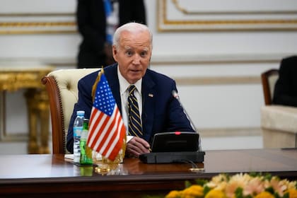 ARCHIVO - El presidente Joe Biden camina junto a su hijo Hunter Biden, rumbo al helicóptero Marine One en el jardín sur de la Casa Blanca, en Washington, el 26 de julio de 2024. (AP Foto/Susan Walsh, Archivo)