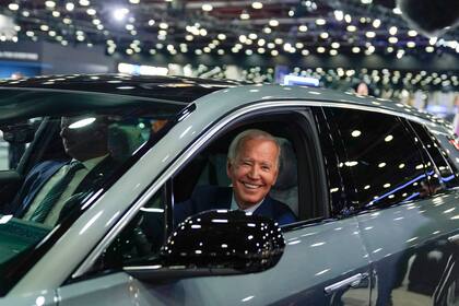 ARCHIVO - El presidente Joe Biden conduce un Cadillac Lyriq por la sala de exhibición
durante una visita al Salón del Auto de Detroit el 14 de septiembre de 2022. (AP Foto/Evan Vucci, Archivo)