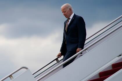 ARCHIVO - El presidente Joe Biden llega a la Base de la Fuerza Aérea Andrews, en Maryland, el miércoles 6 de julio de 2022. (AP Foto/Evan Vucci, Archivo)