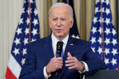 ARCHIVO – El presidente Joe Biden responde preguntas de reporteros en la Sala del Comedor del Estado de la Casa Blanca, en Washington, el 9 de noviembre de 2022. (AP Foto/Susan Walsh, Archivo)