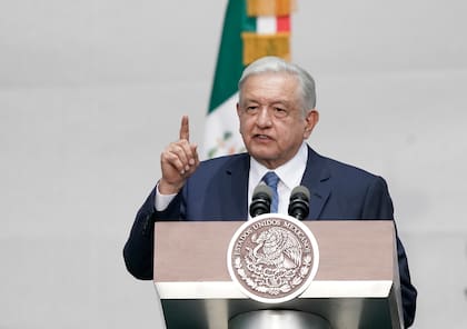 ARCHIVO - El presidente mexicano Andrés Manuel López Obrador habla durante una conferencia en el Zócalo, en la Ciudad de México