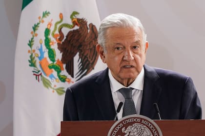 ARCHIVO - El presidente mexicano Andrés Manuel López Obrador da un discurso durante una ceremonia en el Zócalo de Ciudad de México, el 13 de agosto de 2021. (AP Foto/Eduardo Verdugo, archivo)
