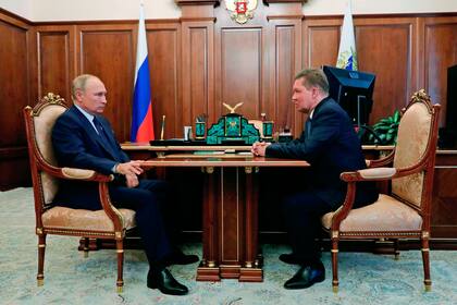Archivo - El presidente ruso, Vladimir Putin (izquierda), escucha al director del monopolio ruso Gazprom, Alexei Miller, durante una reunión en Moscú, el 16 de septiembre de 2020. (Mikhail Klimentyev, Sputnik, fotografía de Pool del Kremlin vía AP)