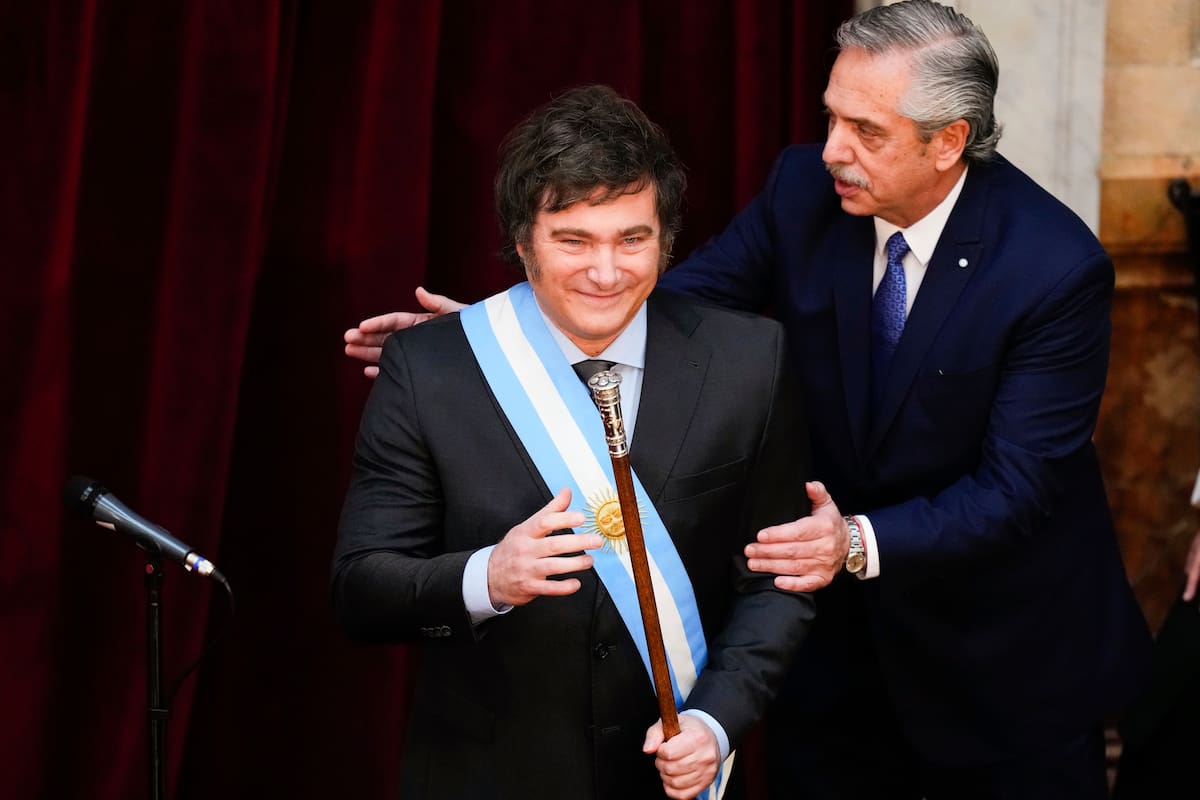 ARCHIVO - El presidente saliente de Argentina, Alberto Fernández, le da una palmadita al presidente entrante, Javier Milei, después de entregarle la banda presidencial en el Congreso en Buenos Aires, Argentina, el 10 de diciembre de 2023. (AP Foto/Natacha Pisarenko, Archivo)