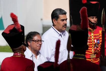 ARCHIVO - El presidente venezolano Nicolás Maduro, a la derecha, junto al presidente colombiano Gustavo Petro después de que Petro llegara al palacio presidencial de Miraflores en Caracas, Venezuela, el sábado 18 de noviembre de 2023. (AP Foto/Ariana Cubillos, Archivo)