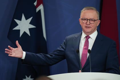 ARCHIVO - El primer ministro australiano, Anthony Albanese hace un gesto durante una conferencia de prensa en Sydney, Australia, el 12 de diciembre de 2024. (AP Foto/Mark Baker, Archivo)