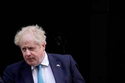 ARCHIVO - El primer ministro británico Boris Johnson sale de 10 Downing Street para ir al Parlamento, 9 de marzo de 2022. (AP Foto/Matt Dunham, File)