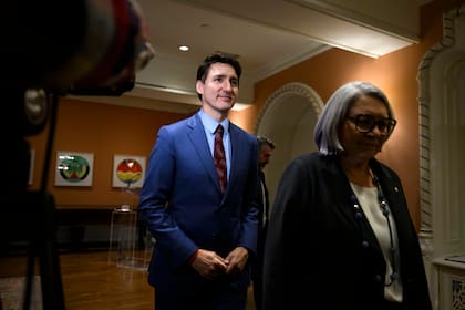 ARCHIVO - El primer ministro de Canadá, Justin Trudeau, y la gobernadora general, Mary Simon, se marchan después de que Dominic LeBlanc, en la foto, jurara su cargo como ministro de Finanzas durante una ceremonia en el Rideau Hall de Ottawa, Ontario, el lunes 16 de diciembre de 2024. (Justin Tang/The Canadian Press vía AP, Archivo)