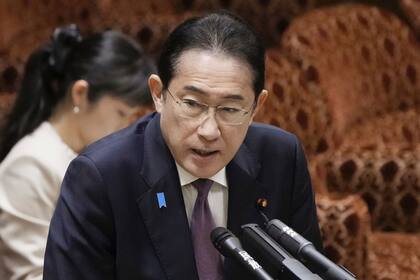 ARCHIVO - El primer ministro de Japón, Fumio Kishida, habla durante una sesión parlamentaria en Tokio, el lunes 18 de marzo de 2024. (Kyodo News via AP, Archivo)