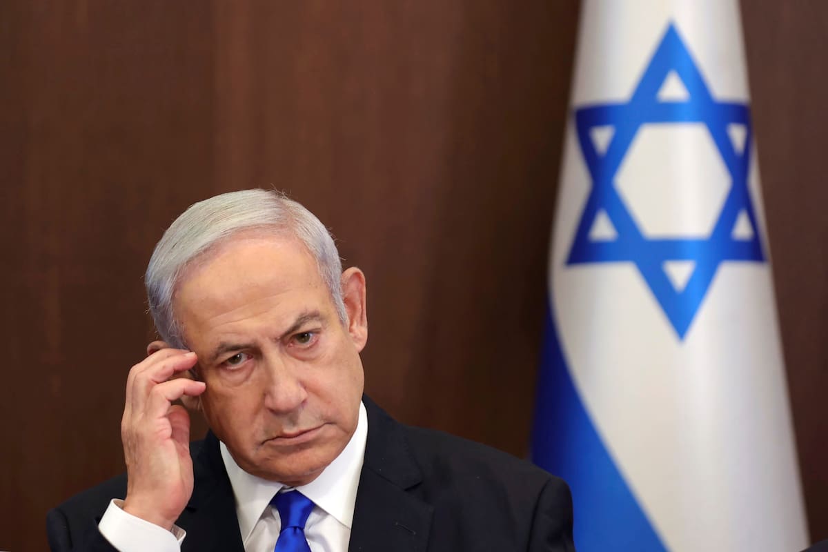 ARCHIVO - El primer ministro israelí Benjamin Netanyahu asiste a la reunión semanal de gabinete en su oficina en Jerusalén, 25 de junio de 2023. El primer ministro israelí Benjamin Netanyahu fue transportado de urgencia a un hospital el sábado 15 de julio de 2023, pero su estado era “bueno” y se lo sometía a una evaluación médica, dijo su oficina. (Abir Sultan/Pool Photo via AP, File)