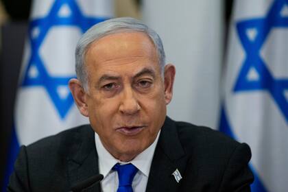 ARCHIVO - El primer ministro israelí Benjamin Netanyahu preside una reunión de su Gabinete en la base militar Kirya, donde se encuentra la sede del Ministerio de Defensa de Israel, en Tel Aviv, el domingo 24 de diciembre de 2023. (AP Foto/Ohad Zwigenberg, Pool, archivo)