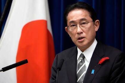 ARCHIVO - El primer ministro japonés Fumio Kishida habla en una conferecia de prensa en la residencia oficial el 14 de octubre del 2021, en Tokio.  (AP Foto/Eugene Hoshiko)