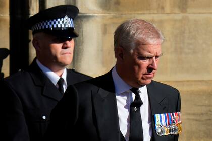 ARCHIVO – El príncipe Andrés sale de la catedral de St. Giles tras la llegada del féretro con los restos de su madre, la reina Isabel, en Edimburgo, Escocia, el 12 de septiembre de 2022. (AP Foto/Petr David Josek, Archivo)