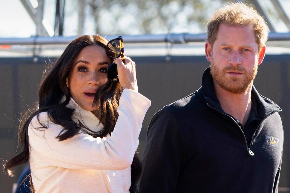 ARCHIVO – El príncipe Enrique y Meghan Markle, duque y duquesa de Sussex en el evento de pista y campo de los Juegos Invictus en La Haya, Holanda, el 17 de abril de 2022. El príncipe Enrique y su esposa Meghan recibieron una solicitud para desalojar su casa en Gran Bretaña. La casa Frogmore Cottage, en los terrenos del Castillo de Windsor, al oeste de Londres, había sido destinada como la residencia principal de la pareja antes de que renunciaran a los deberes reales y se mudaran al sur de California. (Foto AP/Peter Dejong, archivo)
