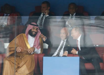 ARCHIVO - El príncipe saudí Mohammed bin Salman (izquierda), el presidente de la FIFA Gianni Infantino (centro) y el presidente ruso Vladimir Putin observan el partido inaugural de la Copa Mundial entre Rusia y Arabia Saudí, el 14 de junio de 2018. (AP Foto/Hassan Ammar)