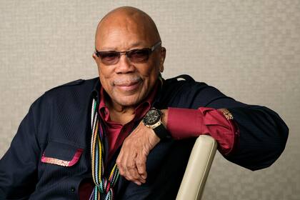 ARCHIVO - El productor musical Quincy Jones posa para una fotografía para promocionar su documental "Quincy" durante el Festival de Cine de Toronto, el 7 de septiembre de 2018, en Toronto. (Foto por Chris Pizzello/Invision/AP, Archivo)