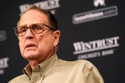 ARCHIVO - El propietario de los Medias Blancas de Chicago, Jerry Reinsdorf durante una conferencia de prensa de béisbol, el jueves 31 de agosto de 2023, en Chicago. (AP Foto/Charles Rex Arbogast, Archivo)