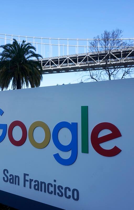 ARCHIVO - El puente de la bahía de San Francisco es visto detrás de un letrero de Google en las oficinas de la compañía en San Francisco, California, el 12 de abril de 2023. (AP Foto/Jeff Chiu, Archivo)