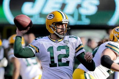 ARCHIVO - El quarterback Aaron Rodgers de los Packers de Green Bay lanza un pase ante los Jets de Nueva York, el 23 de diciembre de 2028, en East Rutherford, Nueva Jersey. (AP Foto/Seth Wenig)