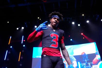 (ARCHIVO)- El receptor abierto de los Houston Texans, Tank Dell, usa un nuevo uniforme durante una fiesta de lanzamiento de uniformes de fútbol americano de la NFL el martes 23 de abril de 2024, en Houston. Dell recibió un disparo en Florida y sufrió una herida menor, de acuerdo a la información del equipo en redes sociales.(AP Foto/David J. Phillip)
