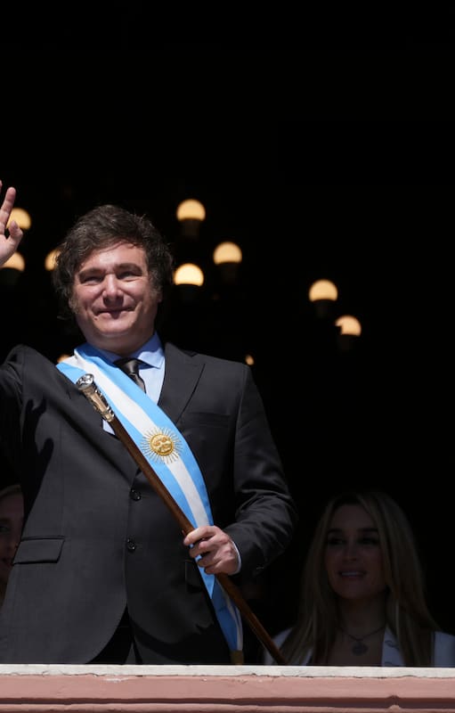 ARCHIVO - El recién juramentado presidente de Argentina, Javier Milei, saluda a sus partidarios desde el balcón de la casa de gobierno en Buenos Aires, Argentina, el 10 de diciembre de 2023. (AP Foto/Matilde Campodonico, Archivo)